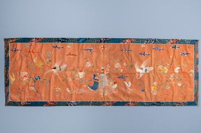 Une grande broderie de soie de forme rectangulaire, Chine, 19ème
