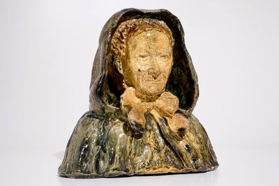 Une grande buste d'une brugeoise en poterie flamande, prob. ateliers de Vandevoorde, 20ème