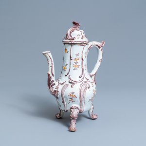 Une grande cafetière en faïence de Delft polychrome, 18ème — photo 1