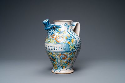 Une grande chevrette armoriée en majolique italienne, Deruta, datée 1569