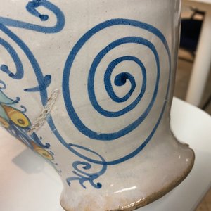 Une grande chevrette armoriée en majolique italienne, Deruta, datée 1569 — photo 10