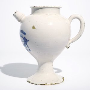 Une grande chevrette en faïence de Delft bleu et blanc "S. De Pomis Laxat", 18ème — photo 2