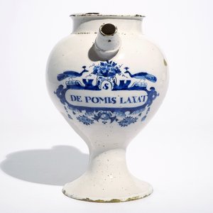 Une grande chevrette en faïence de Delft bleu et blanc "S. De Pomis Laxat", 18ème — photo 5