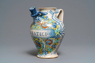 Une grande chevrette en majolique italienne, Deruta, datée 1569