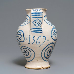 Une grande chevrette en majolique italienne, Deruta, datée 1569 — photo 4