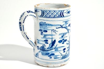 Une grande chope à bière en faïence de Delft bleu et blanc à décor chinoiserie, 18ème