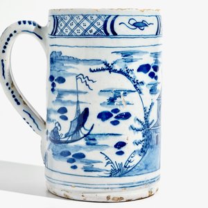 Une grande chope à bière en faïence de Delft bleu et blanc à décor chinoiserie, 18ème — photo 2