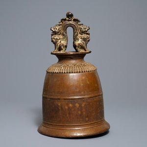 Une grande cloche de temple en bronze à inscription, Birmanie, 19ème — photo 3