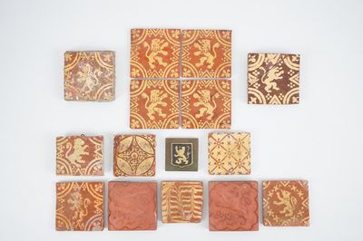 Une grande collection de carreaux de style médiévale, Flandre Occidentale, 17/18ème