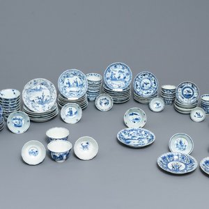 Une grande collection de tasses et soucoupes en porcelaine de Chine bleu et blanc, Kangxi et après — photo 1