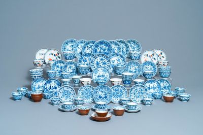 Une grande collection de tasses et soucoupes en porcelaine de Chine en bleu et blanc, Kangxi/Qianlong
