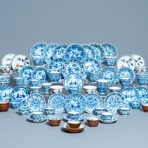 Une grande collection de tasses et soucoupes en porcelaine de Chine en bleu et blanc, Kangxi/Qianlong — photo 1