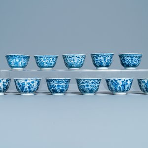 Une grande collection de tasses et soucoupes en porcelaine de Chine en bleu et blanc, Kangxi/Qianlong — photo 12