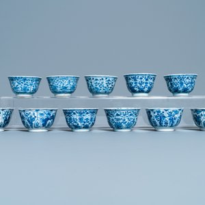 Une grande collection de tasses et soucoupes en porcelaine de Chine en bleu et blanc, Kangxi/Qianlong — photo 13