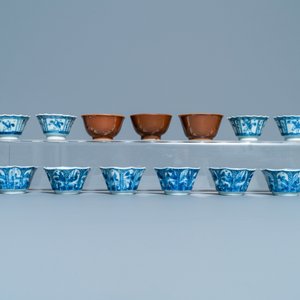 Une grande collection de tasses et soucoupes en porcelaine de Chine en bleu et blanc, Kangxi/Qianlong — photo 28