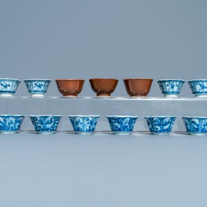 Une grande collection de tasses et soucoupes en porcelaine de Chine en bleu et blanc, Kangxi/Qianlong — photo 30