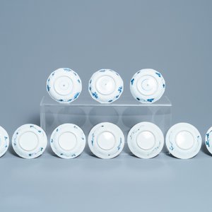 Une grande collection de tasses et soucoupes en porcelaine de Chine en bleu et blanc, Kangxi/Qianlong — photo 3