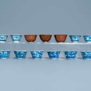 Une grande collection de tasses et soucoupes en porcelaine de Chine en bleu et blanc, Kangxi/Qianlong — photo 31