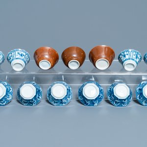 Une grande collection de tasses et soucoupes en porcelaine de Chine en bleu et blanc, Kangxi/Qianlong — photo 33