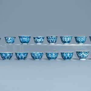 Une grande collection de tasses et soucoupes en porcelaine de Chine en bleu et blanc, Kangxi/Qianlong — photo 36