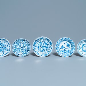 Une grande collection de tasses et soucoupes en porcelaine de Chine en bleu et blanc, Kangxi/Qianlong — photo 8