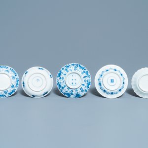 Une grande collection de tasses et soucoupes en porcelaine de Chine en bleu et blanc, Kangxi/Qianlong — photo 9