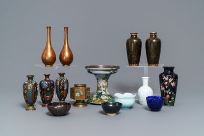Une grande collection d'émaux cloisonnés et céramiques, Japon, Meiji/Showa, 19/20ème