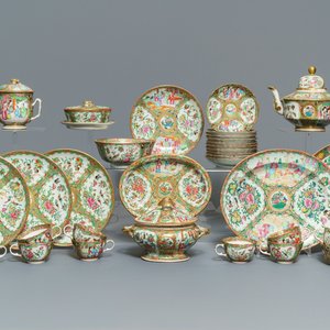 Une grande collection en porcelaine de Chine famille rose de Canton, 19ème — photo 1