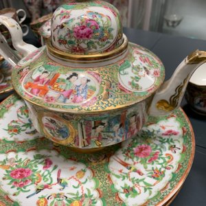 Une grande collection en porcelaine de Chine famille rose de Canton, 19ème — photo 14