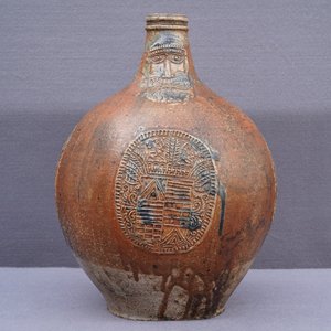 Une grande cruche Bellarmine en grès à décor d'armoiries d'alliance, Frechen, début du 17ème — photo 19