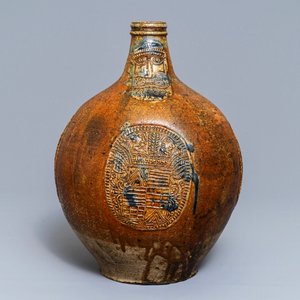 Une grande cruche Bellarmine en grès à décor d'armoiries d'alliance, Frechen, début du 17ème — photo 2
