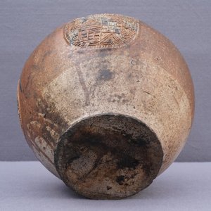 Une grande cruche Bellarmine en grès à décor d'armoiries d'alliance, Frechen, début du 17ème — photo 21