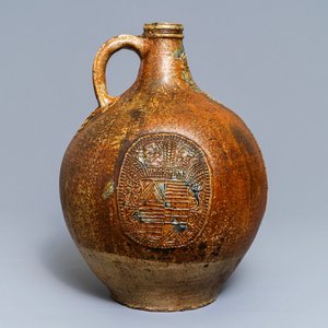 Une grande cruche Bellarmine en grès à décor d'armoiries d'alliance, Frechen, début du 17ème — photo 3