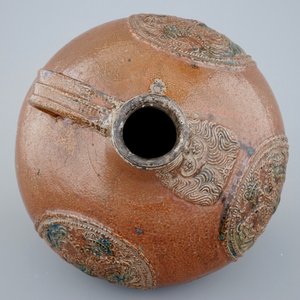 Une grande cruche "Bellarmine" en grès de Frechen, datée 1604 — photo 6