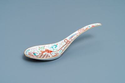 Une grande cuillère en porcelaine de Chine famille rose à décor en relief, marque et époque de Daoguang