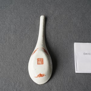 Une grande cuillère en porcelaine de Chine famille rose à décor en relief, marque et époque de Daoguang — photo 7