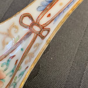Une grande cuillère en porcelaine de Chine famille rose à décor en relief, marque et époque de Daoguang — photo 9