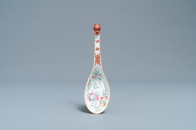 Une grande cuillère en porcelaine de Chine famille rose à décor 'neuf pêches', marque et époque de Guangxu