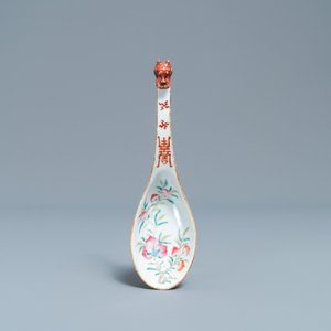 Une grande cuillère en porcelaine de Chine famille rose à décor 'neuf pêches', marque et époque de Guangxu — photo 1