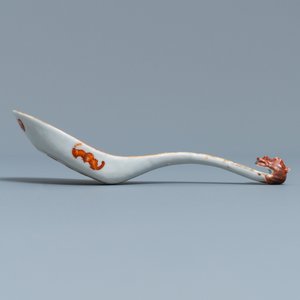 Une grande cuillère en porcelaine de Chine famille rose à décor 'neuf pêches', marque et époque de Guangxu — photo 2