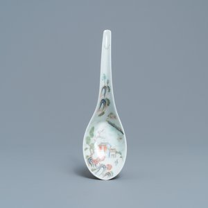 Une grande cuillère en porcelaine de Chine famille rose, marque et époque de Daoguang — photo 1
