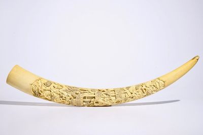 Une grande défense en ivoire sculpté, Chine, début du 20ème