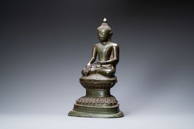 Une grande figure de Bouddha en bronze, Birmanie, 17/18ème