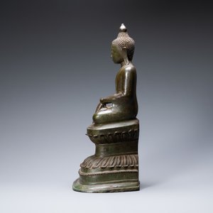 Une grande figure de Bouddha en bronze, Birmanie, 17/18ème — photo 5