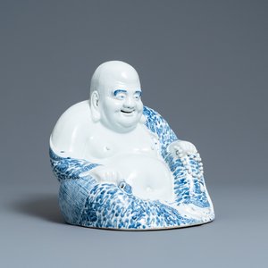 Une grande figure de Bouddha en porcelaine de Chine en bleu et blanc, marque de Fujian Huiguang, République — photo 1