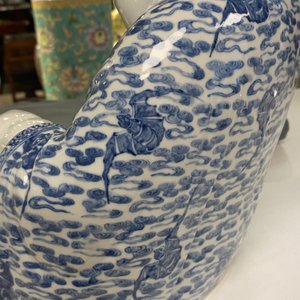 Une grande figure de Bouddha en porcelaine de Chine en bleu et blanc, marque de Fujian Huiguang, République — photo 11
