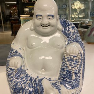 Une grande figure de Bouddha en porcelaine de Chine en bleu et blanc, marque de Fujian Huiguang, République — photo 13