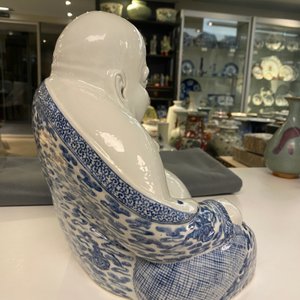 Une grande figure de Bouddha en porcelaine de Chine en bleu et blanc, marque de Fujian Huiguang, République — photo 16