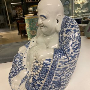 Une grande figure de Bouddha en porcelaine de Chine en bleu et blanc, marque de Fujian Huiguang, République — photo 18