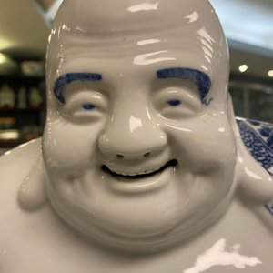 Une grande figure de Bouddha en porcelaine de Chine en bleu et blanc, marque de Fujian Huiguang, République — photo 20